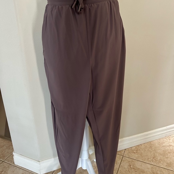 Kirkland Signature Blushed Mocha Jogger Set - Picture 6 of 10